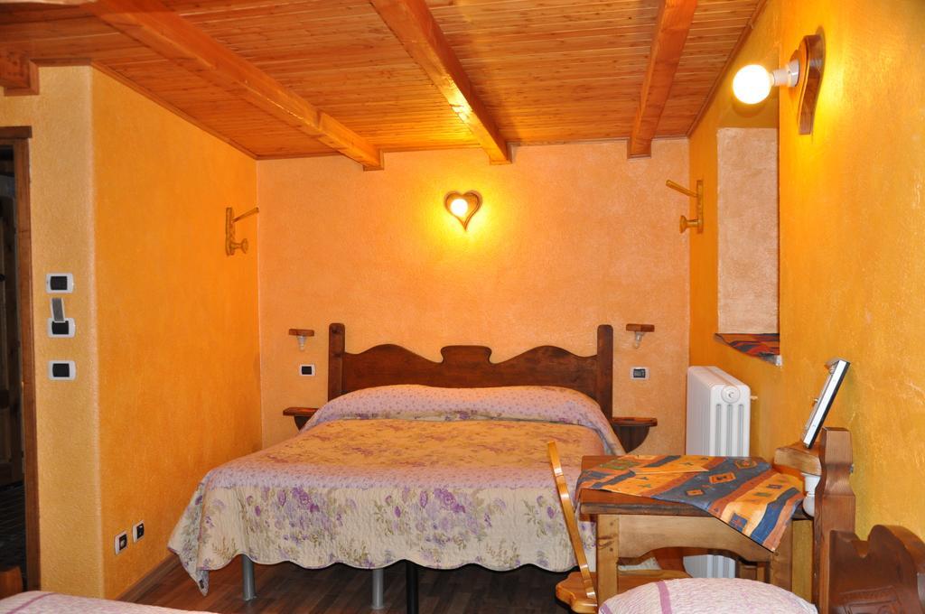 Grand Golliat Ristorante E Chambres D'Hotes Saint Rhemy en bosses Ruang foto